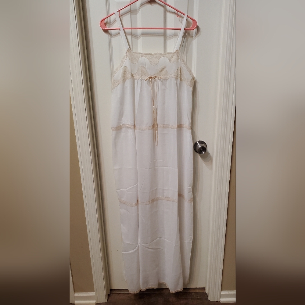 Diane Von Furstenburg White and Cream Nightgown Size Large